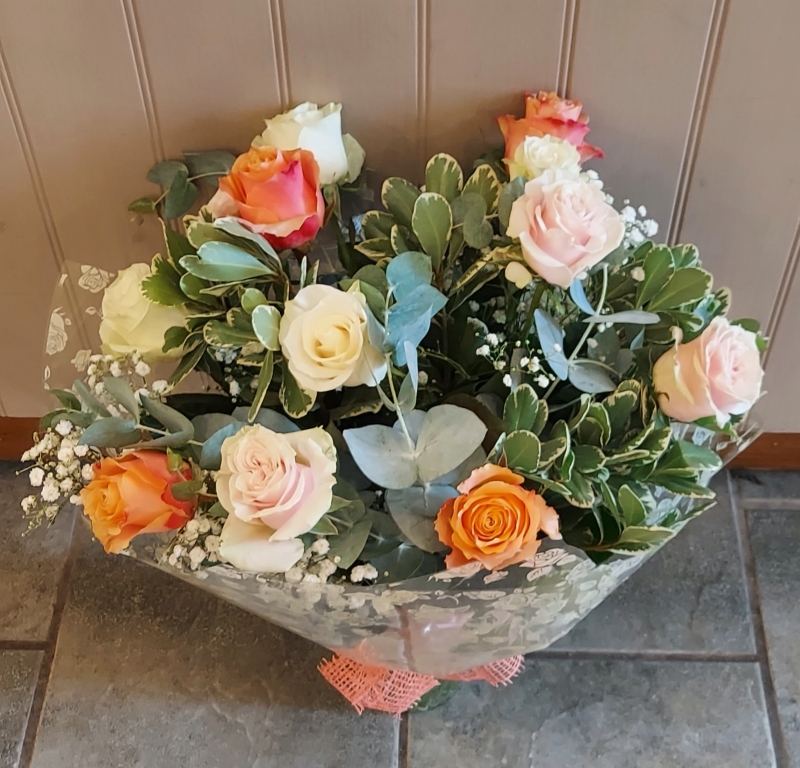12 Luxury pastel roses in a vase